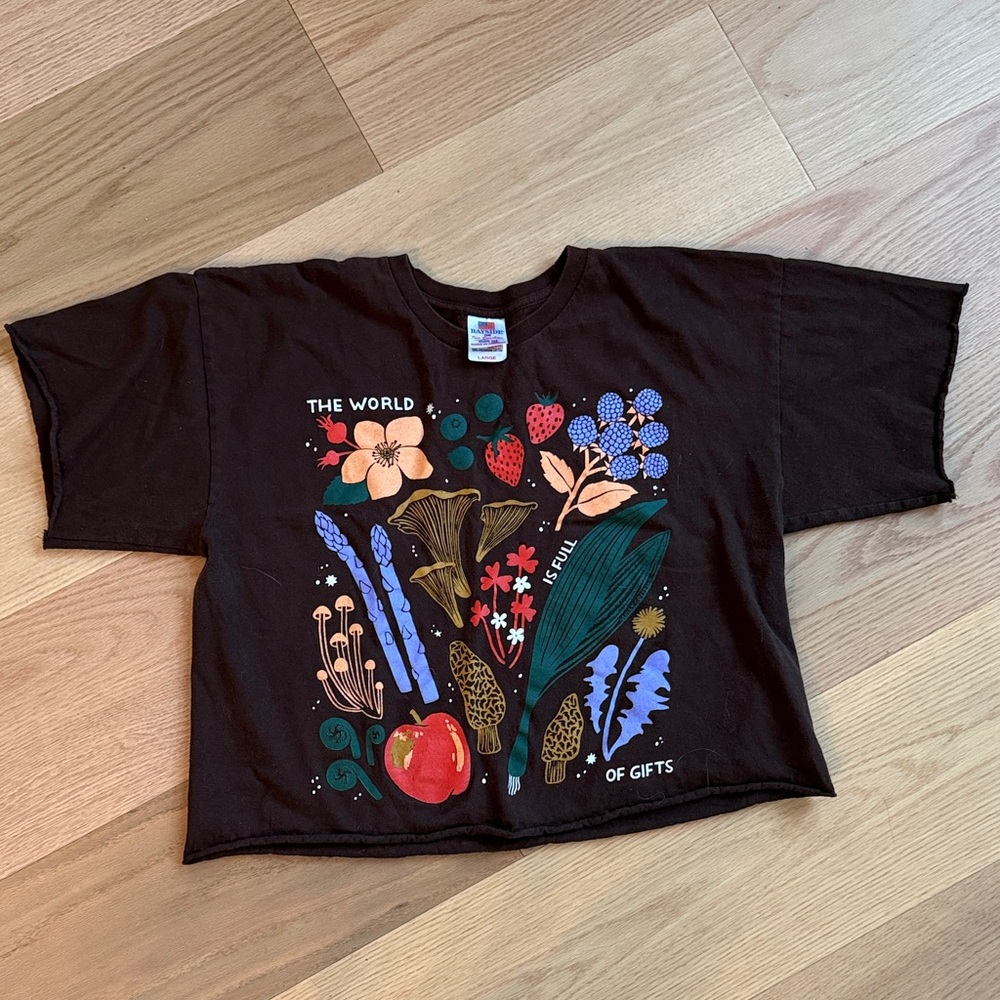 The world is full of gifts boxy crop tee